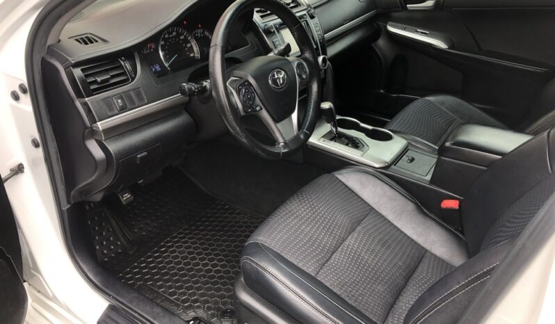 2014 Toyota Camry SE full