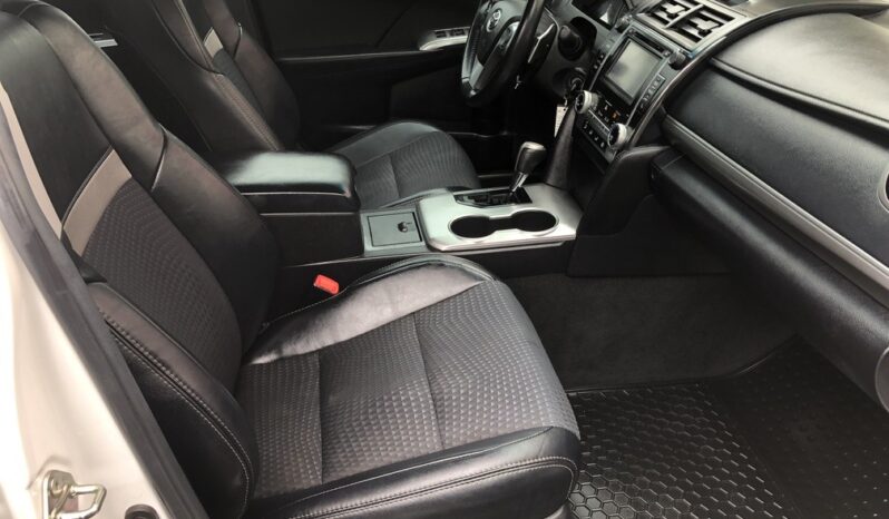 2014 Toyota Camry SE full