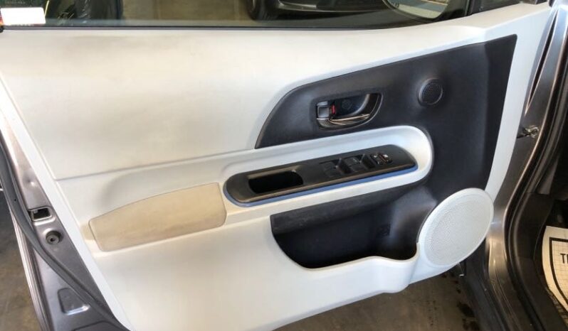 2013 Toyota Prius C Three full