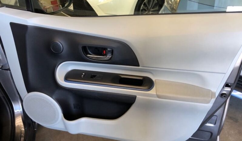 2013 Toyota Prius C Three full