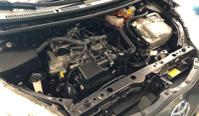 2013 Toyota Prius C Three full