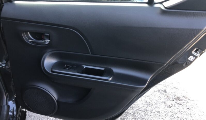 2015 Toyota Prius C Two full