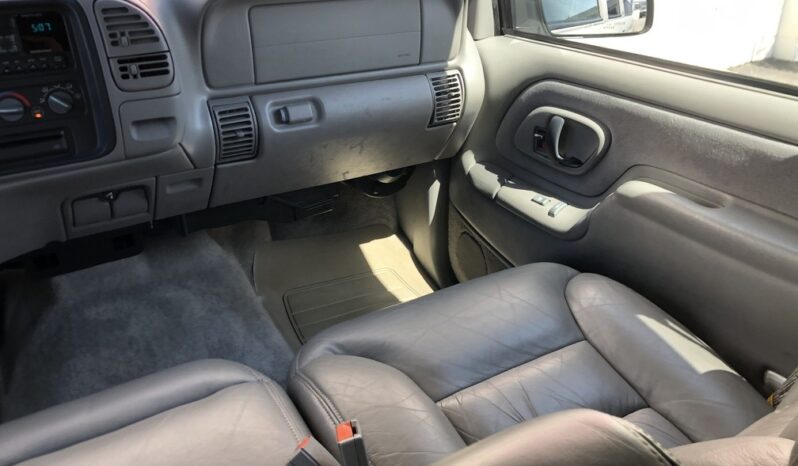 1999 Chevrolet Suburban 2500 LT 4WD full