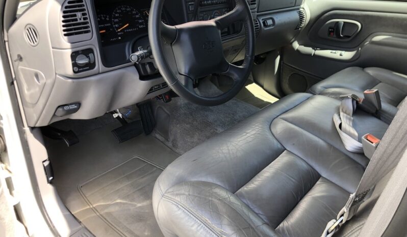 1999 Chevrolet Suburban 2500 LT 4WD full