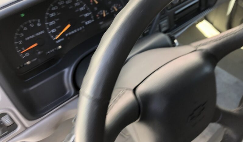 1999 Chevrolet Suburban 2500 LT 4WD full
