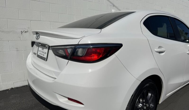2019 Toyota Yaris LE full