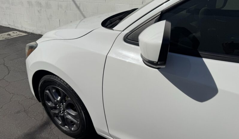 2019 Toyota Yaris LE full