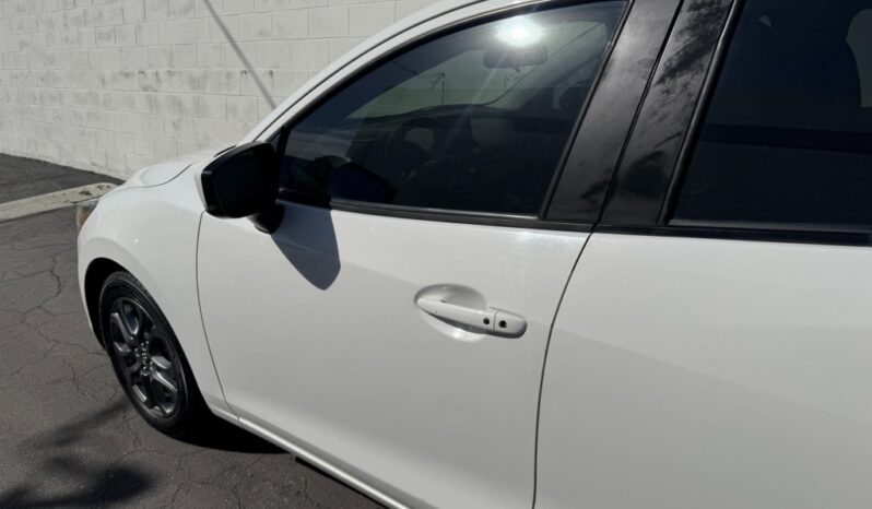 2019 Toyota Yaris LE full
